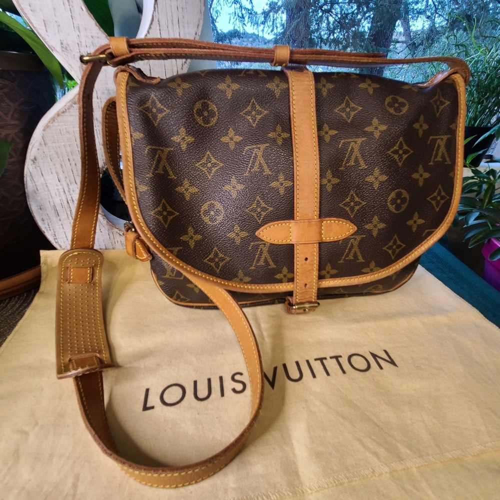 Louis Vuitton Saumur 30 Crossbody Shoulderbag GUC - Picture 2 of 15